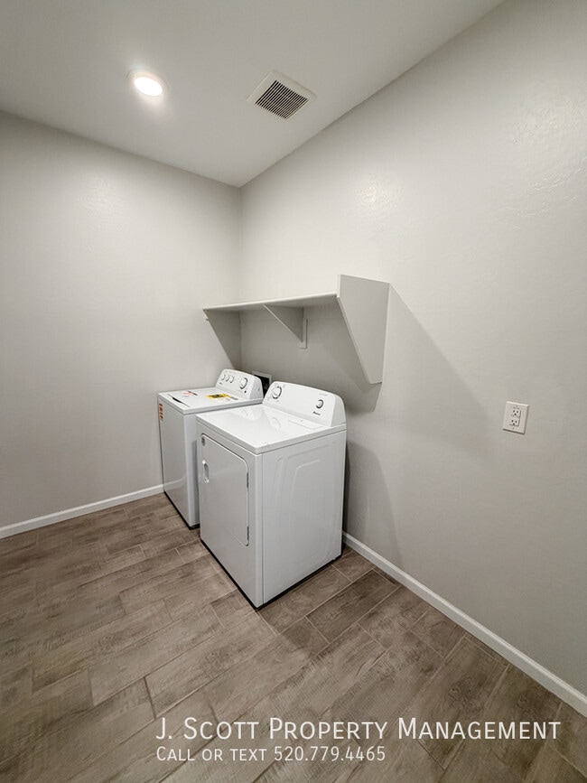 Building Photo - 18266 W Paraiso Dr