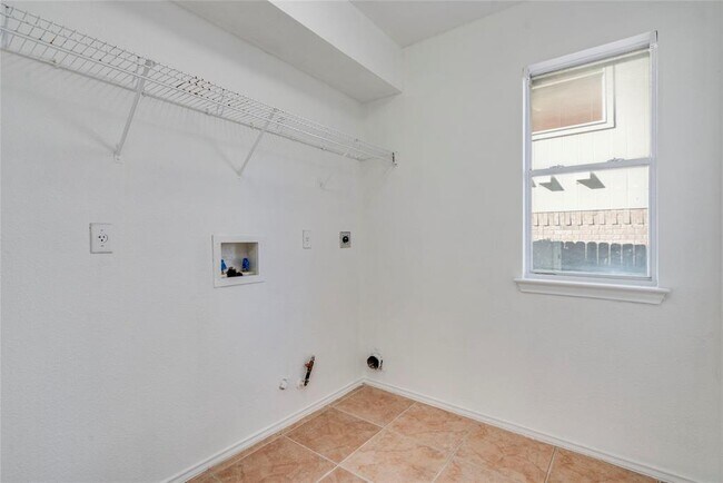 Building Photo - 1032 Doras Dr