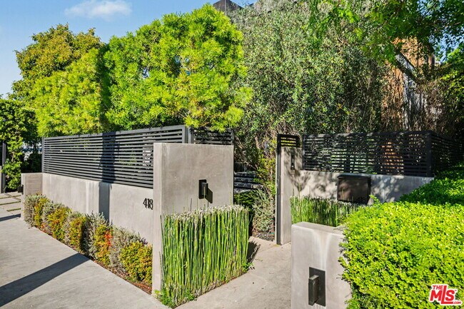 Building Photo - 418 N Sweetzer Ave