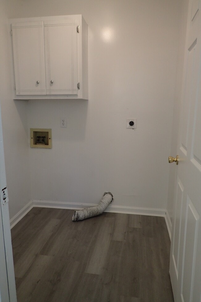 Building Photo - 2224 Pin Oak Cir