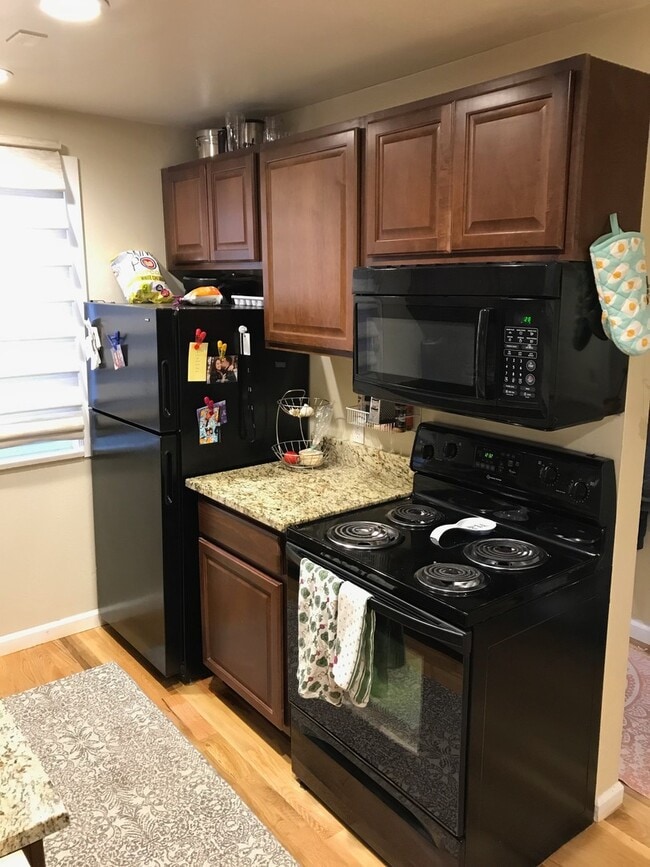 Building Photo - Updated Two Story 2 Bed 1 Bath Condo in Ce...