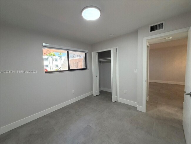 Building Photo - 1360 W 41st St