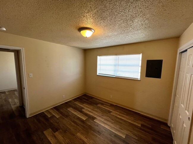 Building Photo - 1550 Arizona Dr