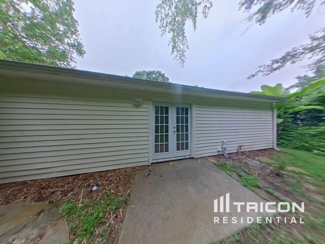 Building Photo - 2943 Pebblebrook Dr