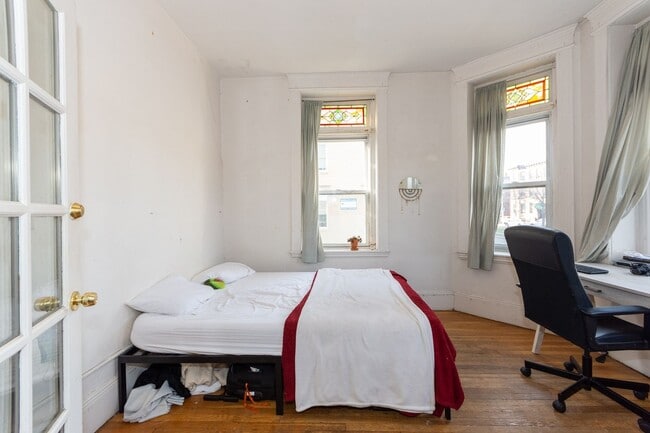 Building Photo - Great BU two bedroom, high ceilings, great living room