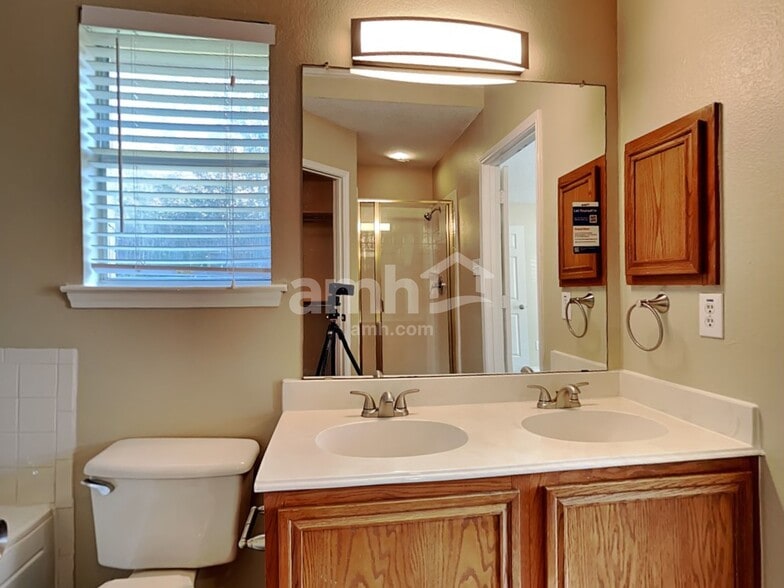 Building Photo - 733 Grandview Ave