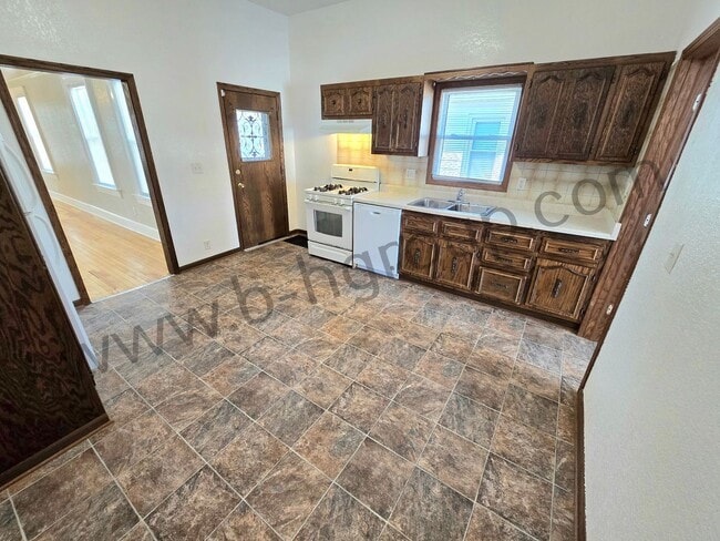 Building Photo - Washer & Dryer Now Provided