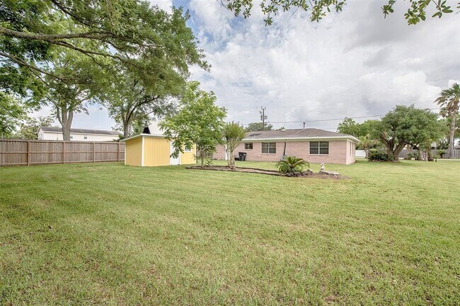 Building Photo - 2569 Cliff Dr