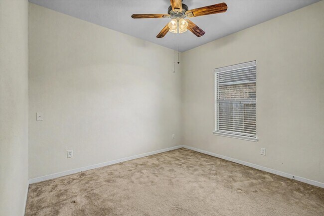 Building Photo - 630 W Newport Bend