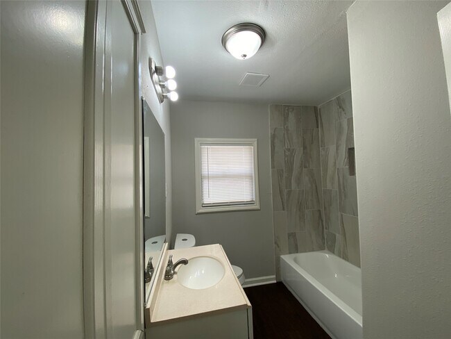 Building Photo - 205 N Elm St