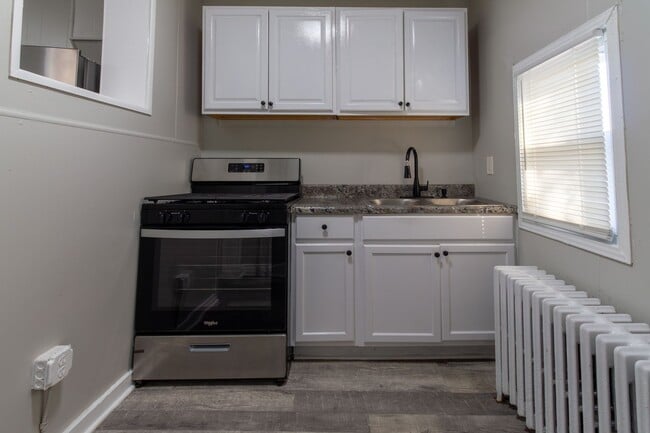 Building Photo - 3 bedroom, 1 bathroom row home located in ...