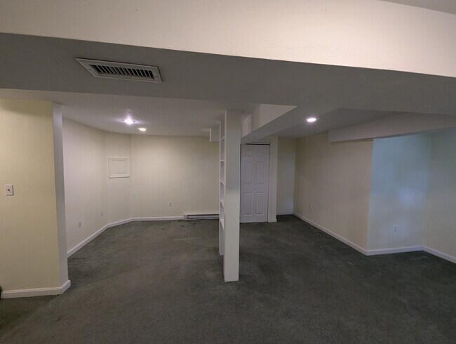 Building Photo - Immaculate End Unit in Desirable Weatherst...