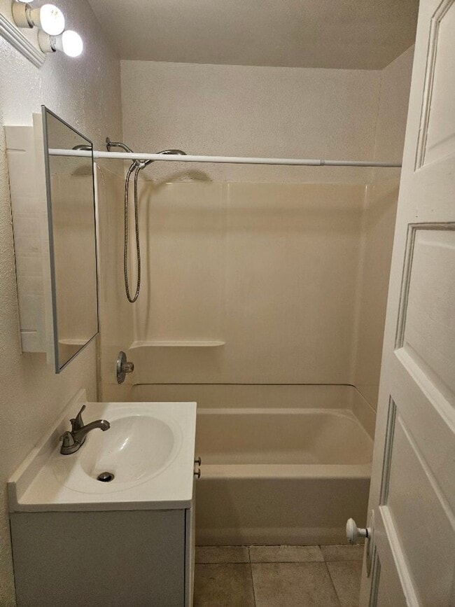Building Photo - 1 Bedroom - 1 Bathroom in Hillcrest