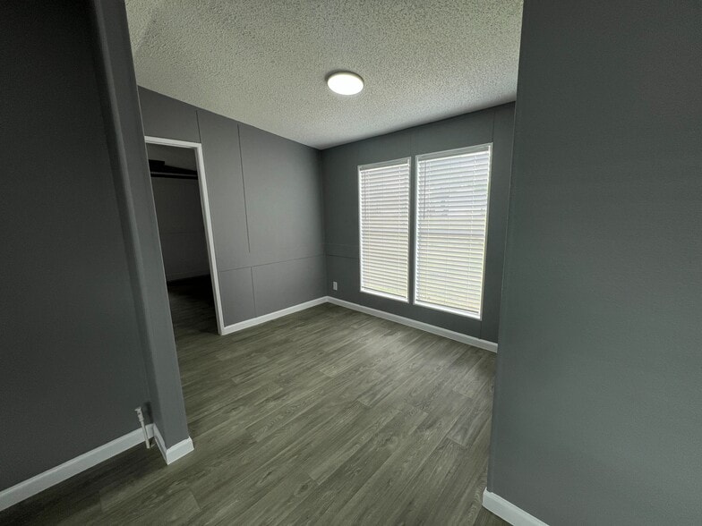 Building Photo - 750 Silent Valley Rd