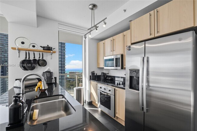 Building Photo - 1111 SW 1st Ave