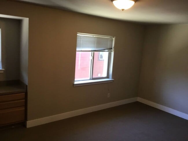 Building Photo - 5 Bedroom Duplex in University Area