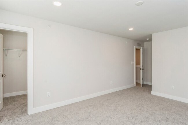 Building Photo - 701 Halcyon Ln