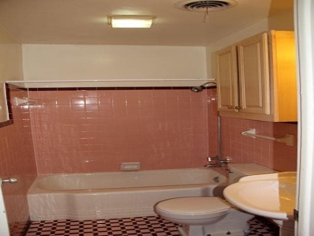 Building Photo - 2073 Hollywood Dr