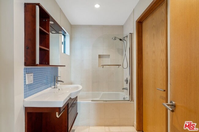 Building Photo - 8614 Hollywood Blvd