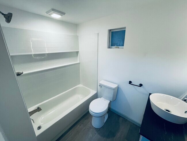 Building Photo - 1504 Stamm Ave