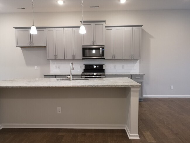 Building Photo - Excellent Location!!!Townhome