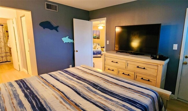 Building Photo - Adorable 1/1 condo with dock and amenity community