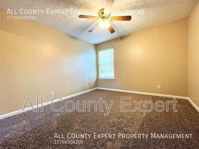 Building Photo - 520 Lazy River Ln