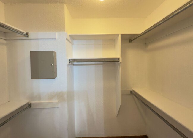 Building Photo - $500 OFF MOVE IN SPECIAL | Duplex in Centr...