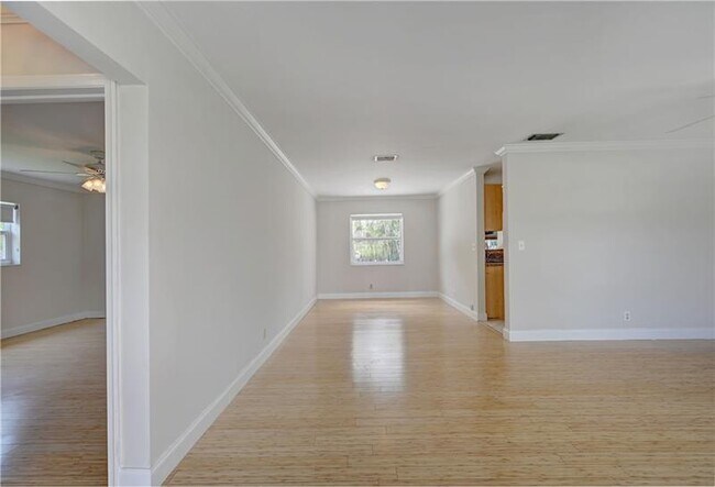 Building Photo - 110 Seminole Ln