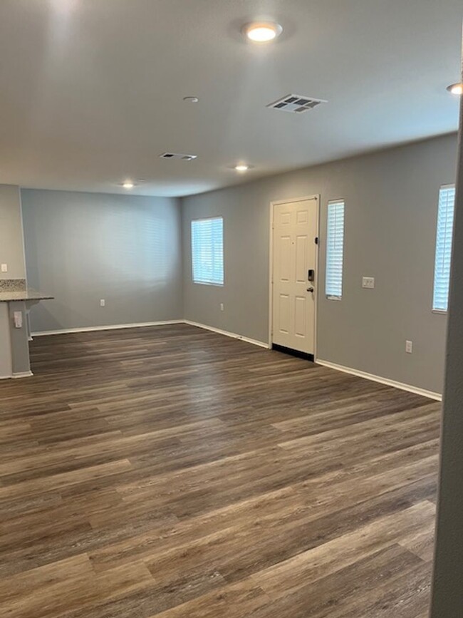 Building Photo - Murrieta Townhome, Downstairs ADA Bed/Bath