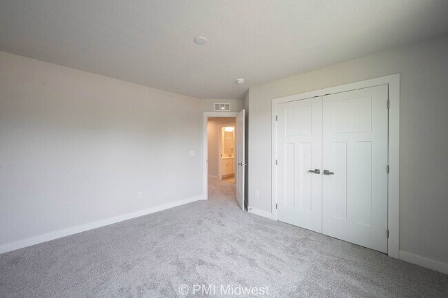 Building Photo - "Spacious 5-Bedroom Retreat with 2.5 Baths...