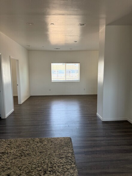Open living room - 471 E Newlove Dr