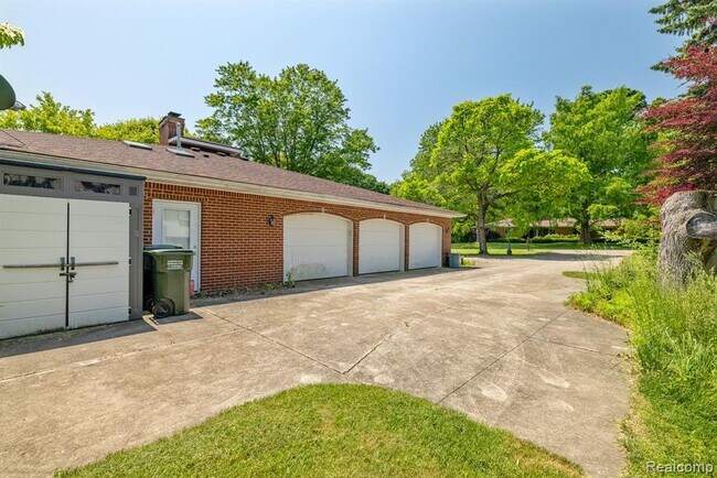 Building Photo - 297 Vreeland Dr