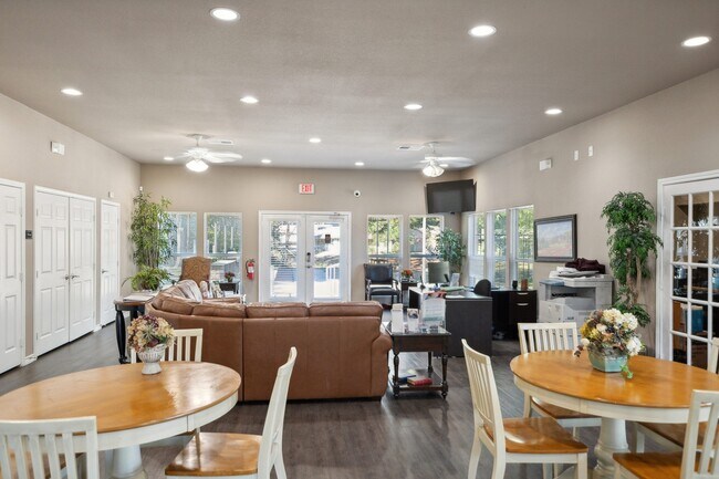 Building Photo - Summit at Pine Lake