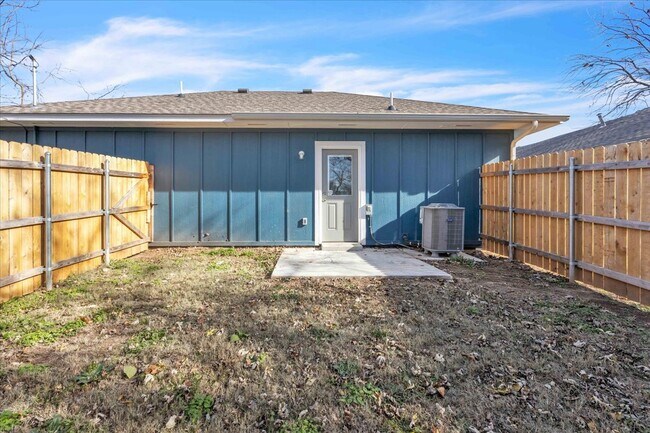 Building Photo - 414 N Tucker Ave