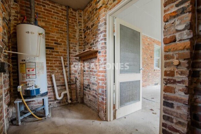 Building Photo - 2136 Robin Rd