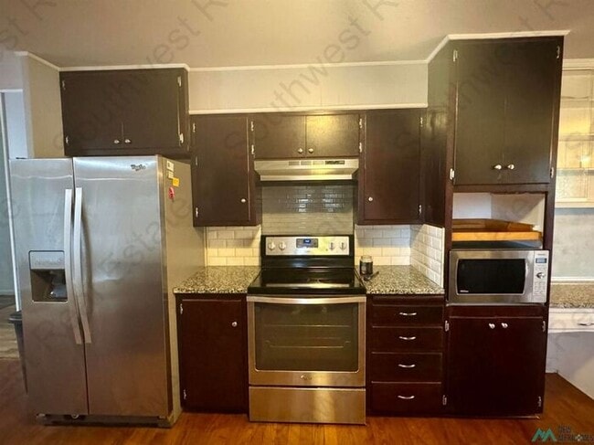 Building Photo - Beautiful 3 bedroom 2 bath brick home