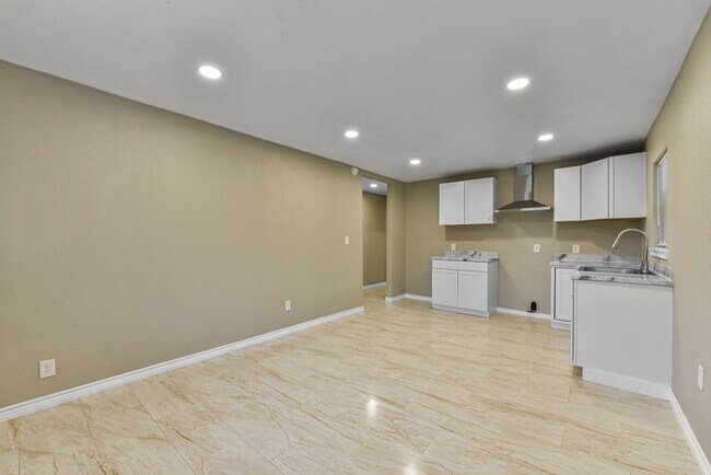 Building Photo - 1106 Brewster Ave