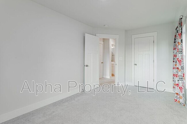 Building Photo - 30 Mardale Ln