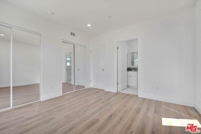 Building Photo - 1015 Wilton Pl
