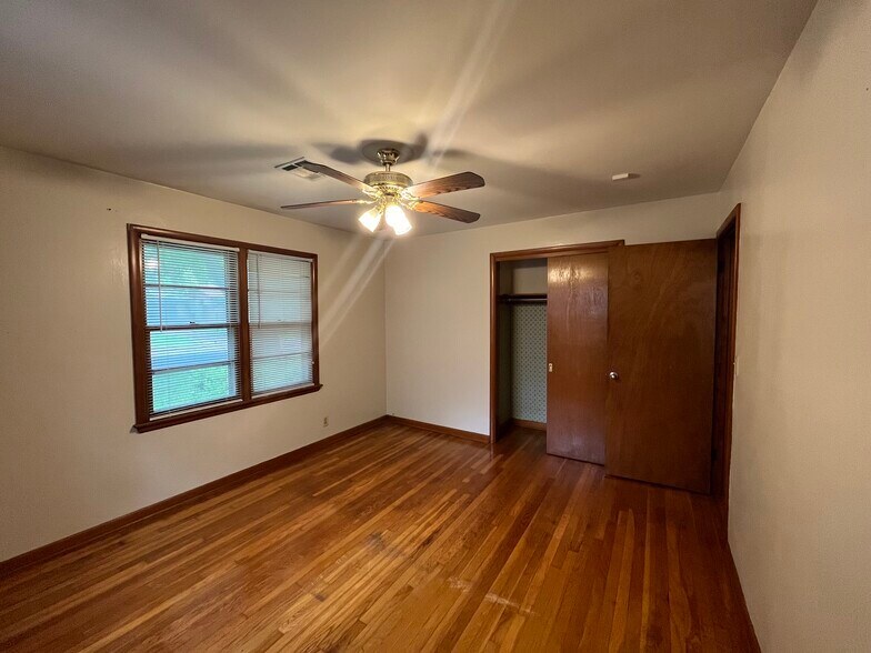 Building Photo - 511 Fleetwood Dr