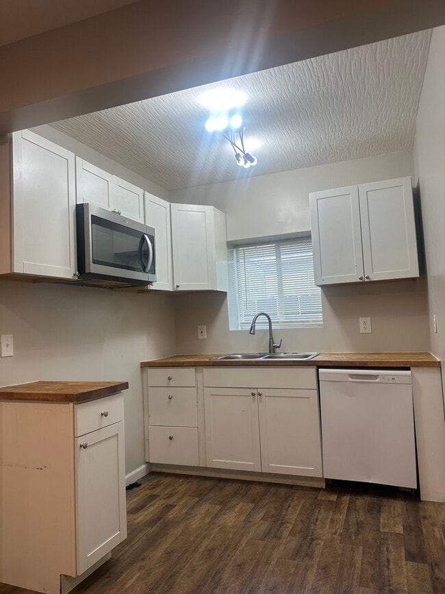 Building Photo - MOVE IN SPECIAL! 1/2 off 1st MONTHS RENT! ...
