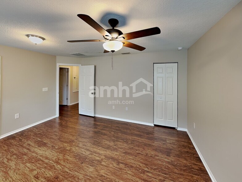 Building Photo - 7271 Wakeview Dr