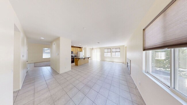 Building Photo - Spacious 4 bedroom 3 bath