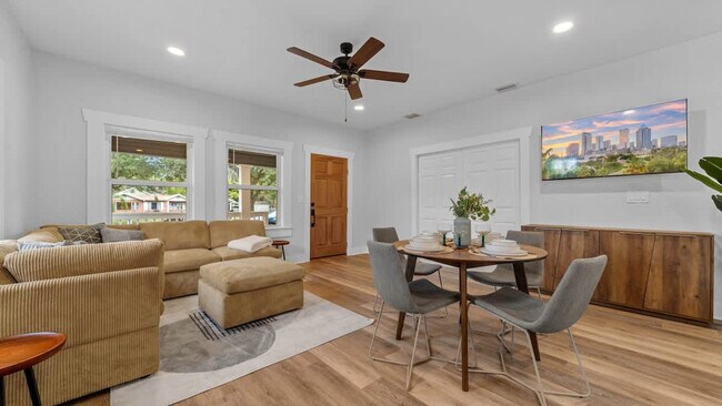 Building Photo - 1007 E Comanche Ave