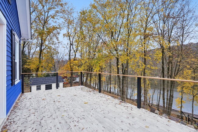 Building Photo - 916 East End Rd