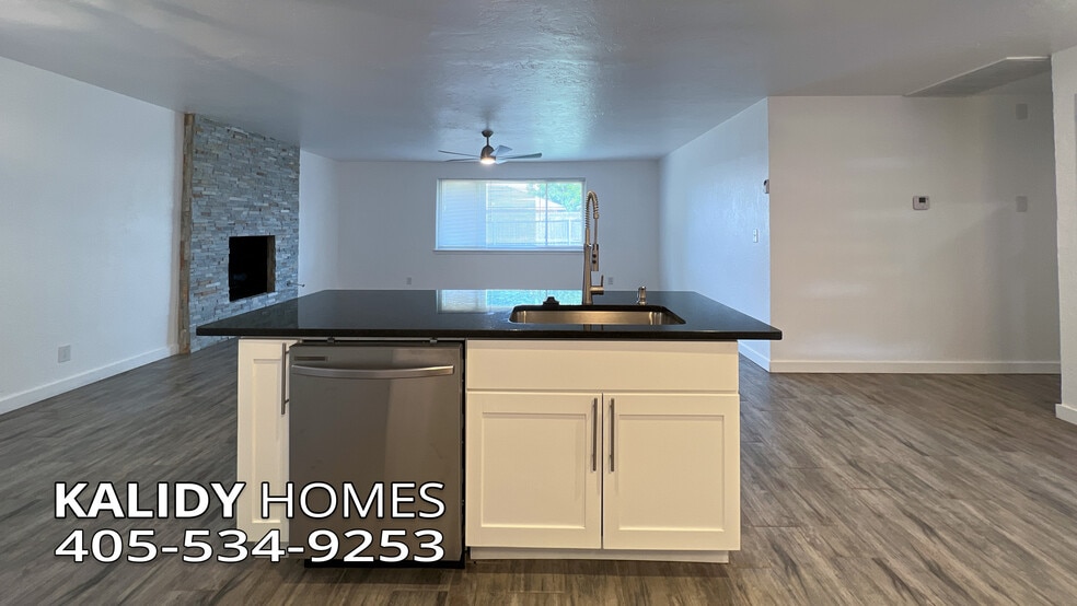 Building Photo - 702 Amity Ln