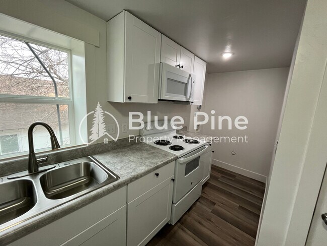 Building Photo - 1288 Lake Ave