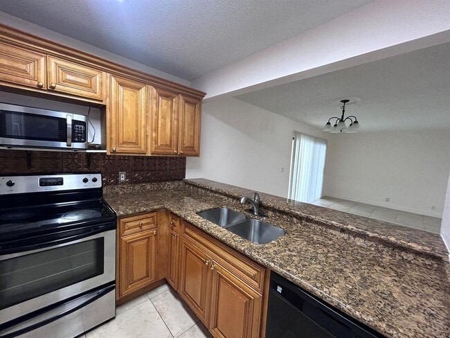 Building Photo - 1525 Lake Crystal Dr