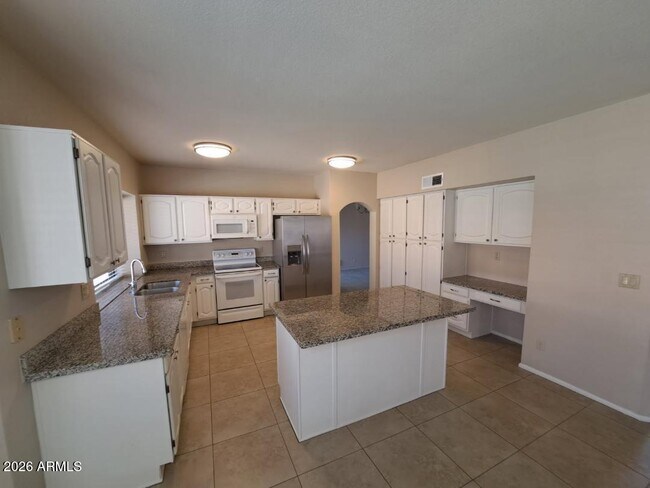 Building Photo - 98 E Evelyn Ln
